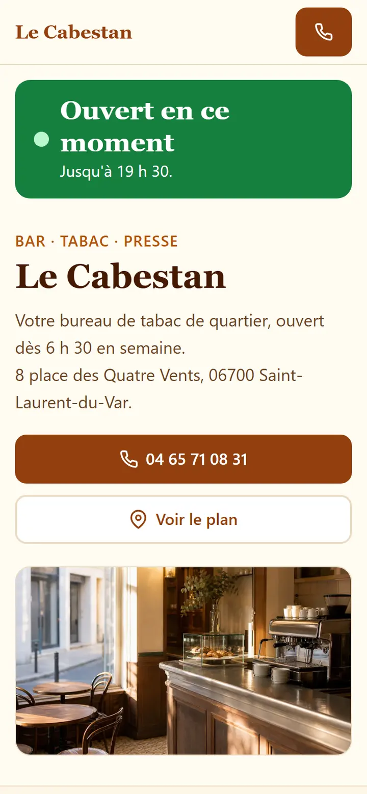 Sur un téléphone : la page du bar-tabac Le Cabestan, avec la mention « ouvert en ce moment », l’adresse et un bouton pour appeler.