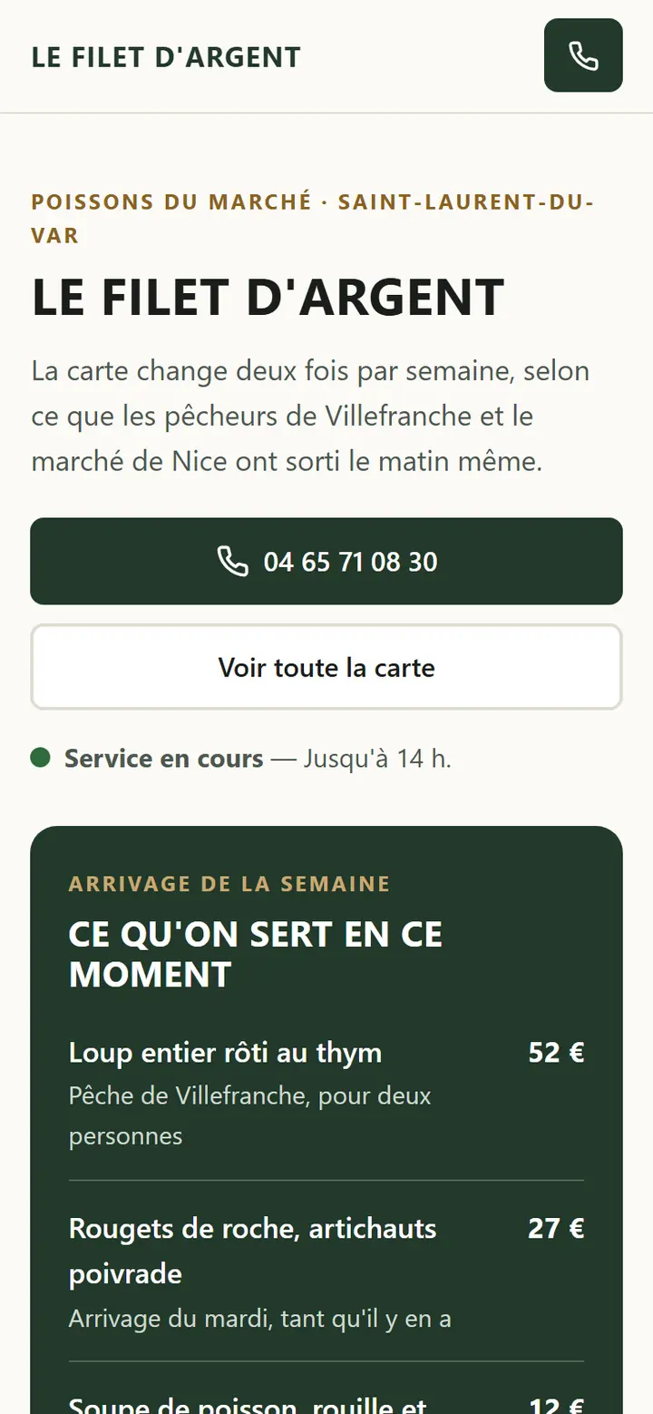 Sur un téléphone : la page du restaurant Le Filet d’Argent, avec la mention « ouvert maintenant », une photo de cuisine et les boutons appeler et voir la carte.